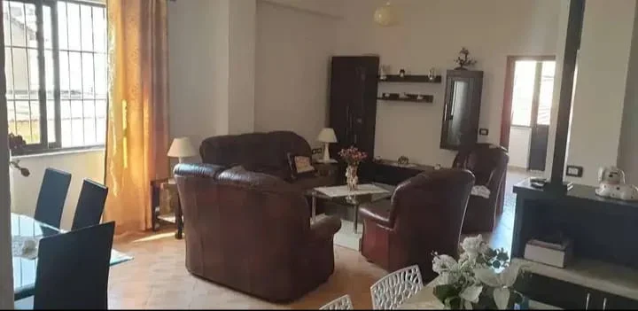 Tirane, jepet me qera apartament 2+1 Kati 4, 120 m² 450 € (Ali Dem)