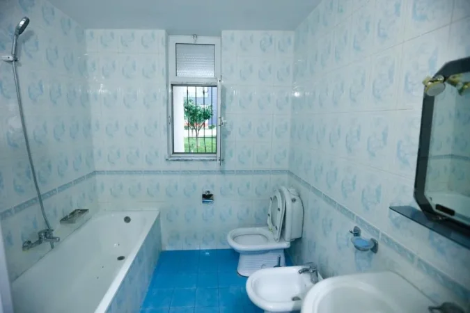 Tirane, jepet me qera apartament 1+1 Kati 1, 65 m² 500 € (Stadiumi Dinamo)