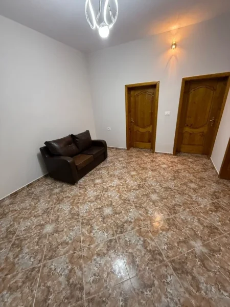 Tirane, jepet me qera apartament 2+1 Kati 1, 85 m² 500 € (ALLIAS)
