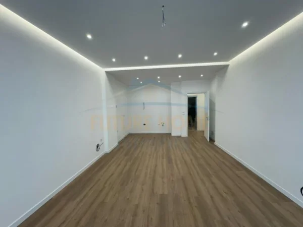 Shitet, Apartament 2+1+2, Porcelan, Tiranë.