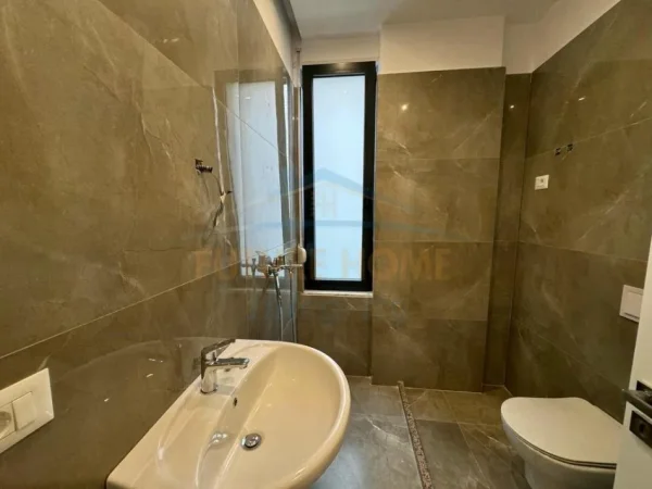 Shitet, Apartament 2+1+2, Porcelan, Tiranë.