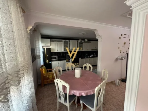 Tirane, jepet me qera apartament 2+1+Ballkon Kati 9, 120 m² 600 € (PALLATI ME SHIGJETA)