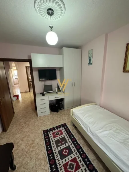 Tirane, jepet me qera apartament 2+1+Ballkon Kati 9, 120 m² 600 € (PALLATI ME SHIGJETA)