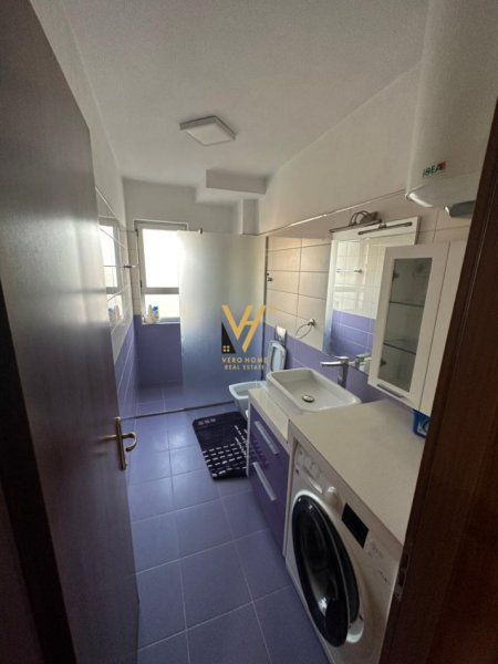 Tirane, jepet me qera apartament 2+1+Ballkon Kati 9, 120 m² 600 € (PALLATI ME SHIGJETA)