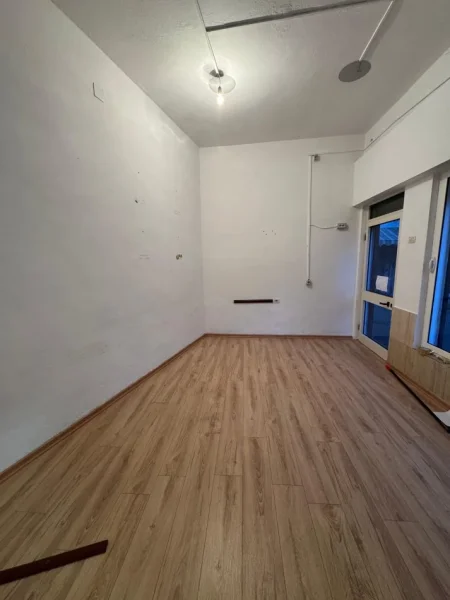 Tirane, jepet me qera ambjent biznesi Kati 0, 16 m² 350 € (Fortuzi)