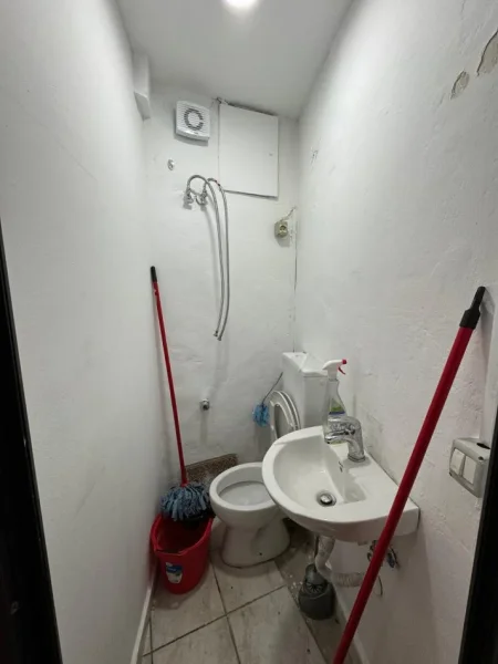Tirane, jepet me qera ambjent biznesi Kati 0, 16 m² 350 € (Fortuzi)