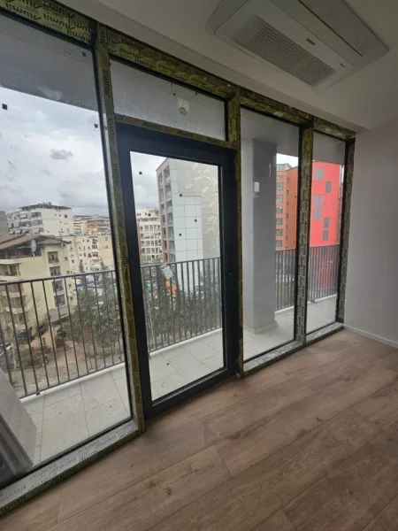 Tirane, jepet me qera zyre Kati 6, 174 m² 1.500 € (Liqeni Artificial)