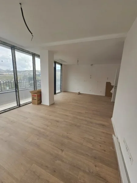 Tirane, jepet me qera zyre Kati 6, 174 m² 1.500 € (Liqeni Artificial)