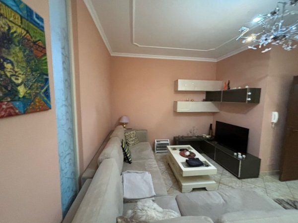Tirane, jepet me qera apartament 1+1+Aneks+Ballkon Kati 3, 470 € (21 dhjetori , rruga e kavajes)