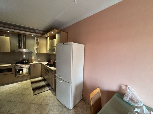 Tirane, jepet me qera apartament 1+1+Aneks+Ballkon Kati 3, 470 € (21 dhjetori , rruga e kavajes)
