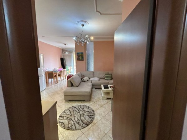 Tirane, jepet me qera apartament 1+1+Aneks+Ballkon Kati 3, 470 € (21 dhjetori , rruga e kavajes)