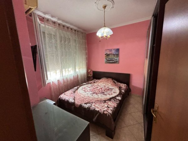Tirane, jepet me qera apartament 1+1+Aneks+Ballkon Kati 3, 470 € (21 dhjetori , rruga e kavajes)