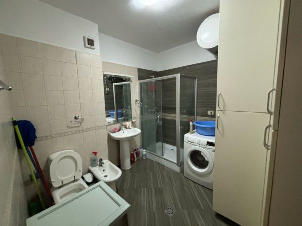 Tirane, jepet me qera apartament 1+1+Aneks+Ballkon Kati 3, 470 € (21 dhjetori , rruga e kavajes)