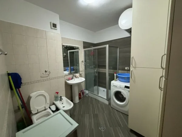 Tirane, jepet me qera apartament 1+1+Aneks+Ballkon Kati 3, 470 € (21 dhjetori , rruga e kavajes)