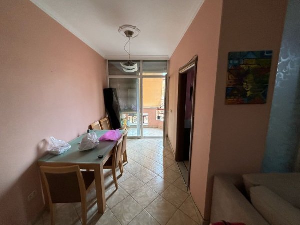 Tirane, jepet me qera apartament 1+1+Aneks+Ballkon Kati 3, 470 € (21 dhjetori , rruga e kavajes)