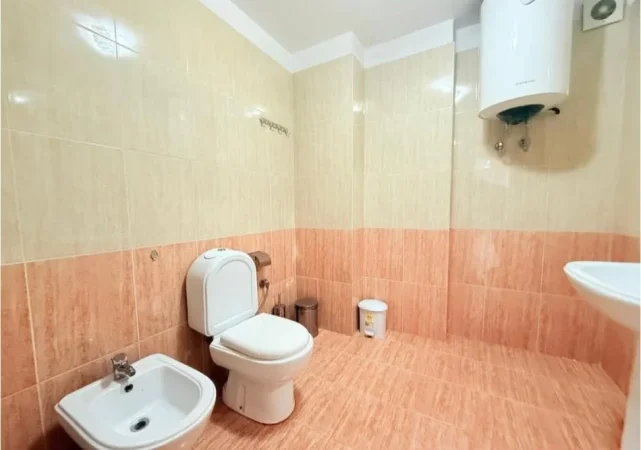 Tirane, jepet me qera zyre Kati 0, 110 m² 1.000 € (Faik konica)