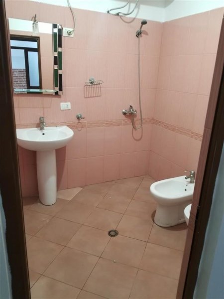 Tirane, jepet me qera shtepi 2+1 Kati 0, 84 m² 351 € (Babrru Qender Tirane, rruga &quot;Demokracia&quot;)