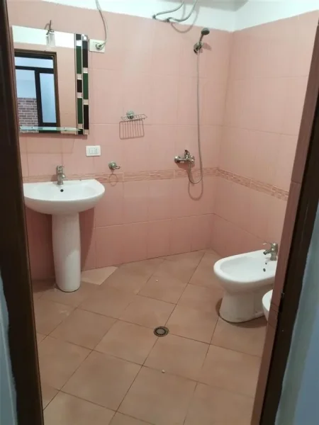 Tirane, jepet me qera shtepi 2+1 Kati 0, 84 m² 351 € (Babrru Qender Tirane, rruga "Demokracia")