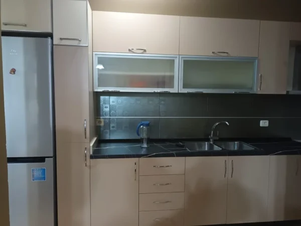 Tirane, jepet me qera apartament 2+1 Kati 9, 90 m² 400 € (Yzberisht)