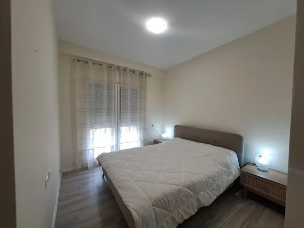 Tirane, jepet me qera apartament 2+1+Aneks+Ballkon Kati 2, 98 m² 650 € (rruga e dibres)