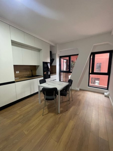 Tirane, jepet me qera apartament 3+1+Ballkon Kati 3, 110 m² 1.450 € (Garden Building)