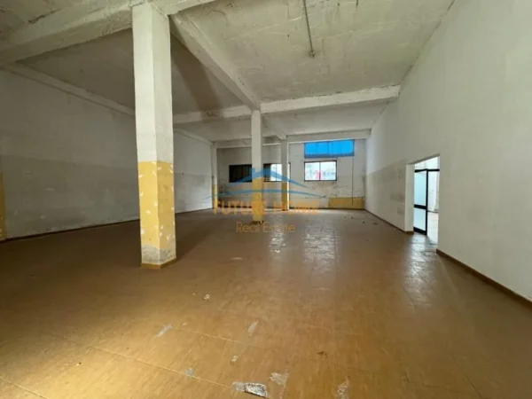 Tirane, jepet me qera magazine Kati 0, 330 m² 2.300 € (5 maji)