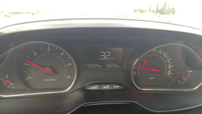 Durres, shes makine PEUGEOT Nafte, e bardhë manuale Kondicioner 5.800 €