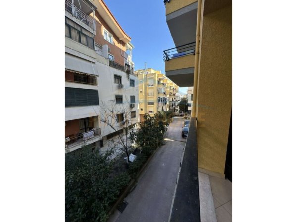 Tirane, jepet me qera apartament 2+1+Ballkon Kati 2, 95 m² 600 € (Kodra e Diellit)