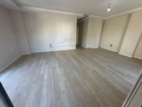 Tirane, shitet apartament 2+1+Ballkon Kati 2, 155 m² 250.000 € (Rose Garden Residence, Teg)