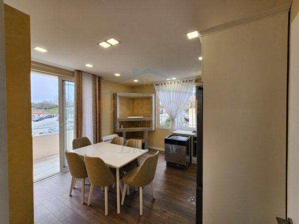 Tirane, jepet me qera apartament 2+1+Ballkon Kati 4, 150 m² 800 € (Sauk)
