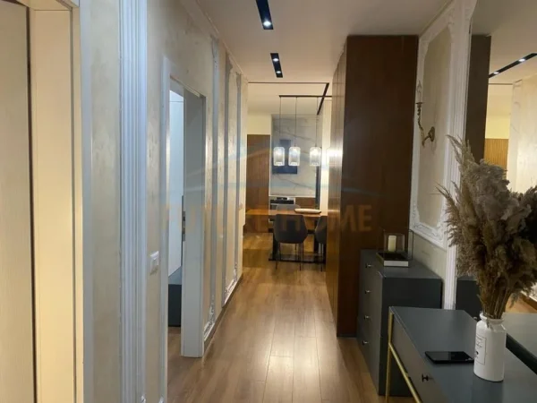 Tirane, shitet apartament 2+1+Ballkon Kati 8, 96 m² 200.000 € (Oxhaku)