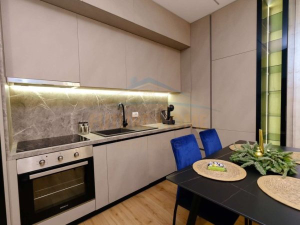 Tirane, jepet me qera apartament 1+1+Ballkon Kati 8, 65 m² 600 € (Rezidenca Future Home)