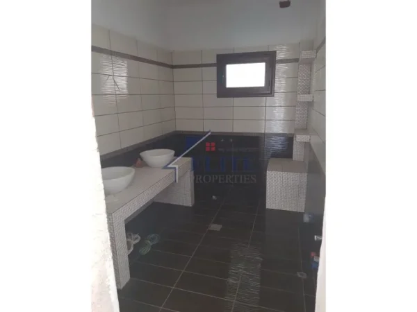 Korce, shitet Vile Kati 2, 346 m² 270.000 € (Korce)