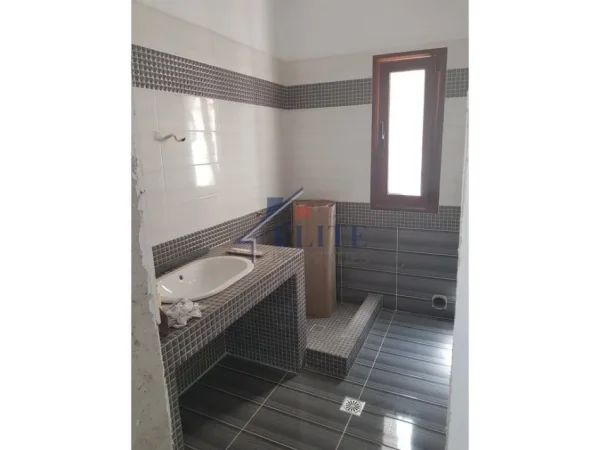 Korce, shitet Vile Kati 2, 346 m² 270.000 € (Korce)