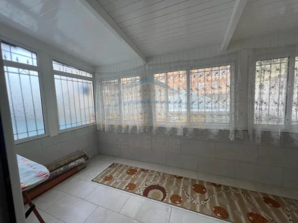Durres, shitet apartament 1+1+Ballkon Kati 4, 82 m² 95.000 € (Pranë Pallatit te Sportit, Durres)