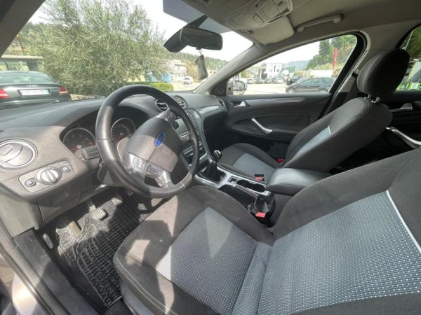 Tirane, shes Ford mondeo Benzin+Gaz, blu e errët manuale Kondicioner 194 km 5.000 €
