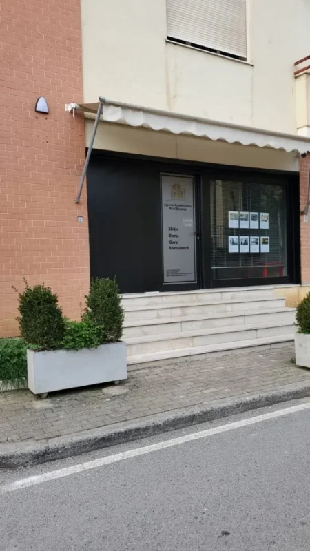 Tirane, jepet me qera ambjent biznesi Kati 0, 81 m² 1200 € (Prokop Myzeqari)