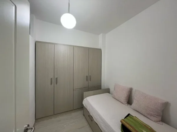Tirane, jepet me qera apartament 2+1 , 450 € 