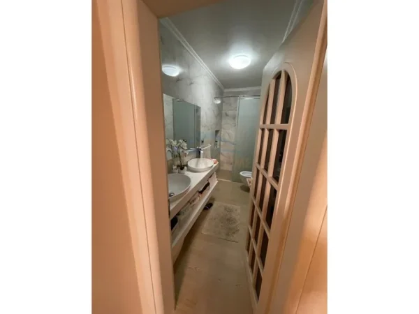 Durres, shitet apartament 3+1+Ballkon Kati 1, 135 m² 300.000 € (Bulevardi Kryesor, Durres)