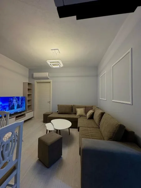 Tirane, jepet me qera apartament 1+1+Ballkon Kati 4, 70 m² 650 € (fusha e aviacionit)