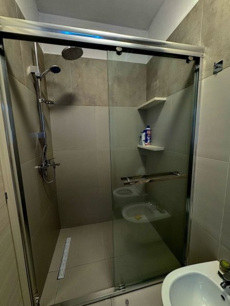 Tirane, jepet me qera apartament 1+1+Ballkon Kati 4, 70 m² 650 € (fusha e aviacionit)