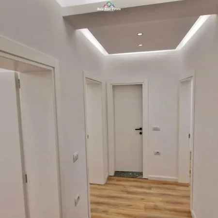 Tirane, jepet me qera zyre Kati 2, 120 m² 900 € (mine peza)