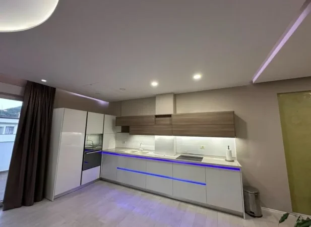 Tirane, jepet me qera apartament 3+1 Kati 4, 189 m² 1.100 € (Liqeni i Thate)