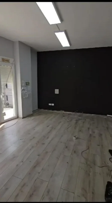 Tirane, jepet me qera zyre Kati 1, 130 m² 1.000 € (myslym shyri)