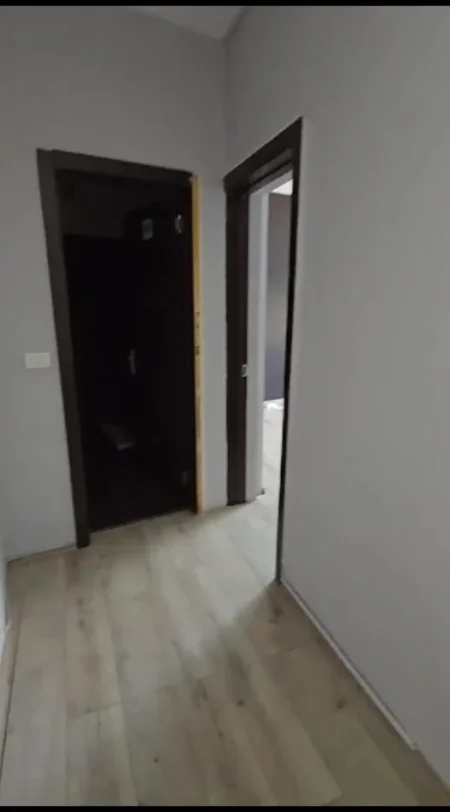 Tirane, jepet me qera zyre Kati 1, 130 m² 1.000 € (myslym shyri)