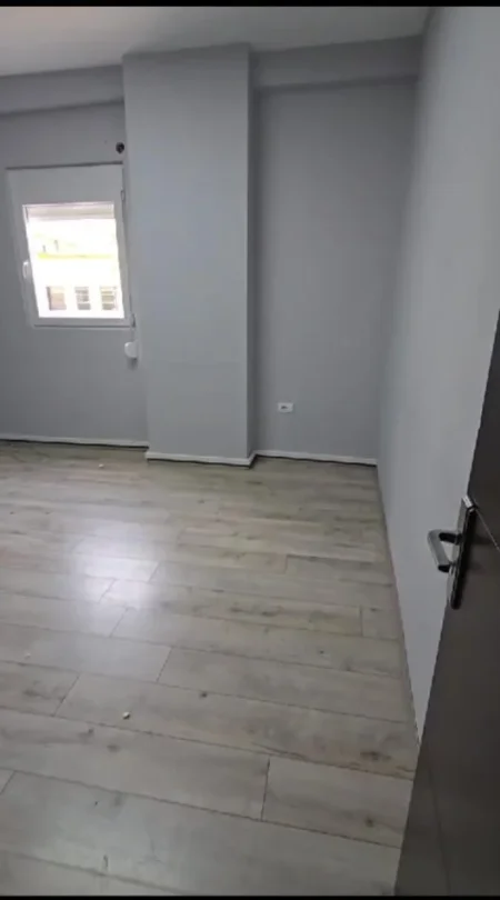 Tirane, jepet me qera zyre Kati 1, 130 m² 1.000 € (myslym shyri)