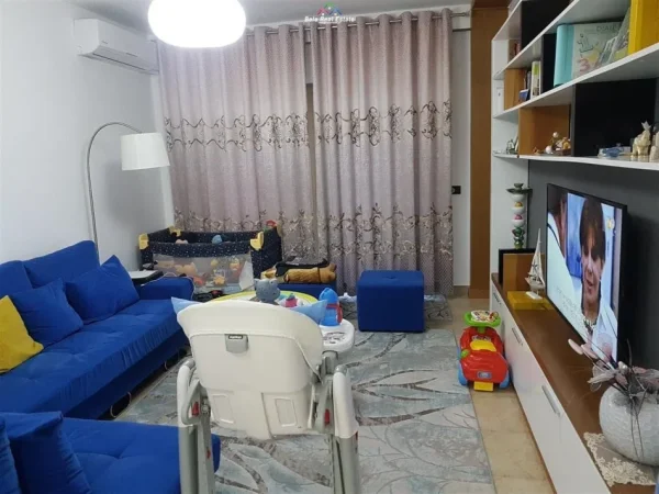 Tirane, jepet me qera apartament 1+1+Ballkon Kati 9, 69 m² 400 € (fresku)