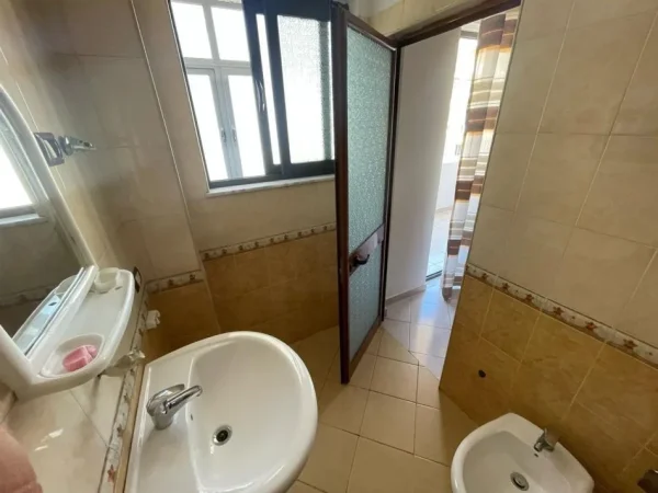 Tirane, jepet me qera apartament 2+1 Kati 5, 104 m² 550 € (astir)