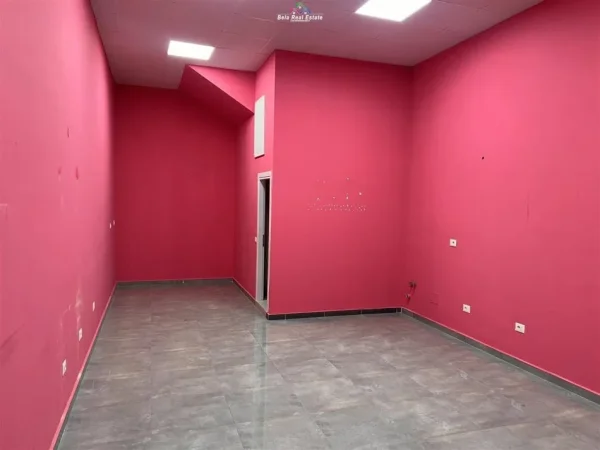 Tirane, jepet me qera dyqan Kati 0, 40 m² 600 € (yzberisht)