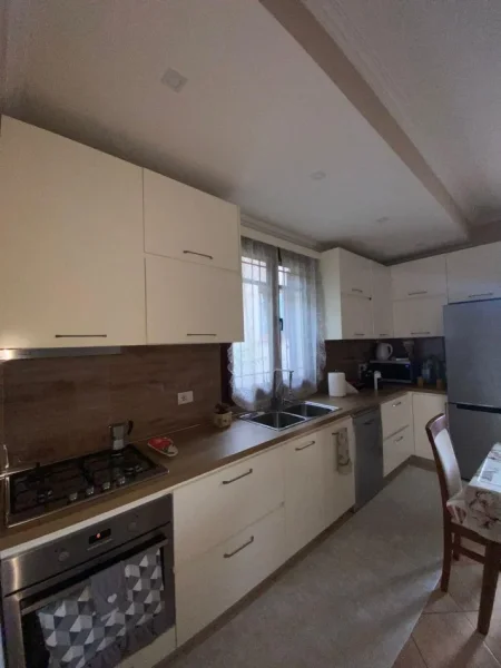 Tirane, jepet me qera 1+1 Kati 1, 350 € (Allias)